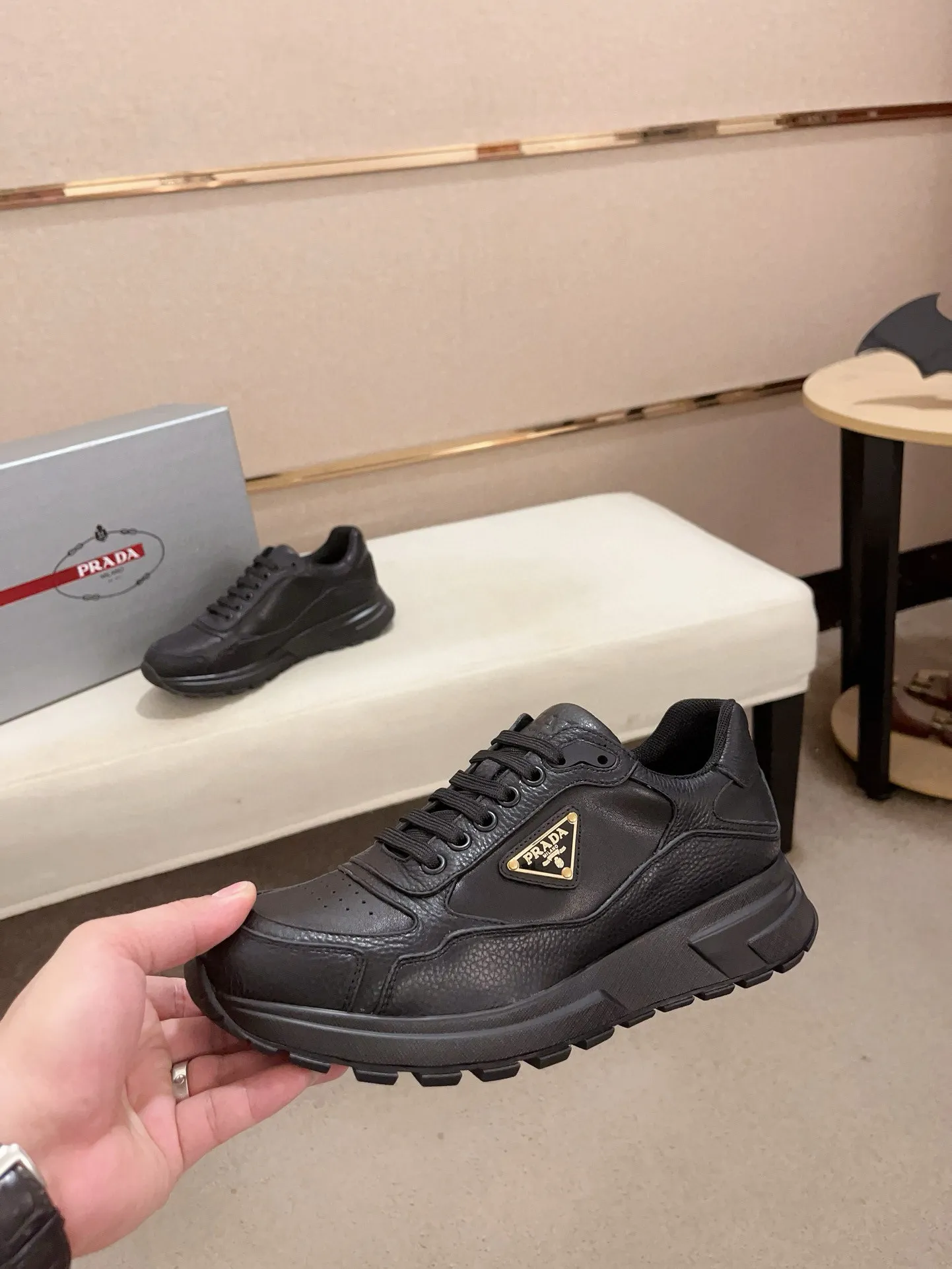 Men's shoes 💰 580💰 ✔️✔️✔️High-quality new PRADA counters are launched simultaneously. The new men's shoes and 😘 fabrics are made of selected first-layer cowhide with superb craftsmanship. Lining: Full cowhide lining. 👍🏿 High-end ☄️ air-cushion molded anti-slip rubber outsole, exquisite lines, simple and elegant, comfortable and high-end for leisure travel. Code number: 38 to 45 (can be customized to 46 to 47, non-refundable)